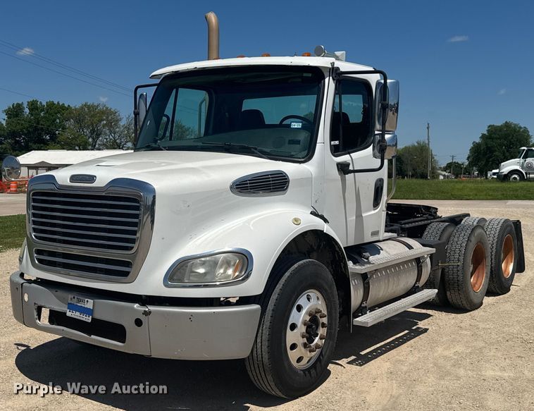 2010 Freightliner Business Class M2 semi truck - DU9098