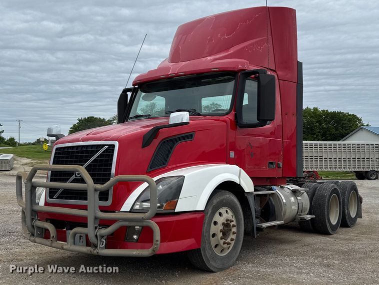 2013 Volvo Truck VNL semi truck - DV2691