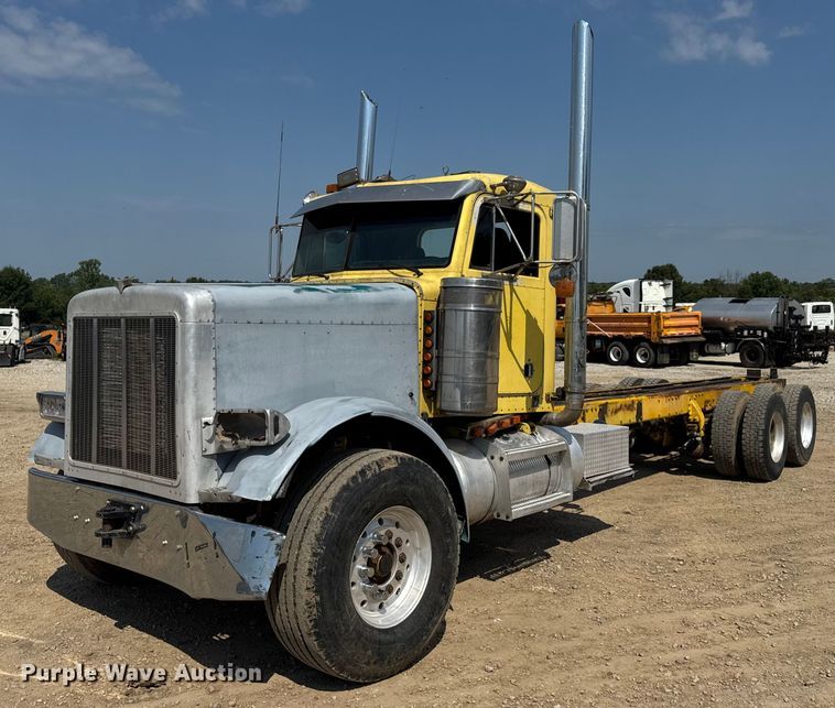 1995 Peterbilt 357 truck cab and chassis - DW3462