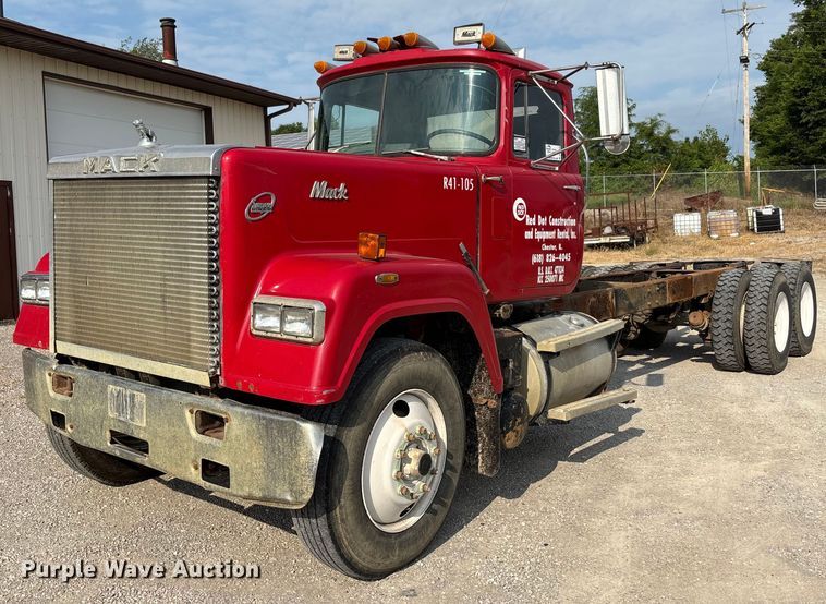 1985 Mack RW613 truck cab and chassis - DW7248
