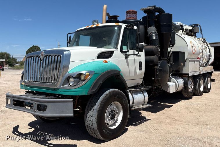 2009 International 7600 hydrovac truck - DX8070