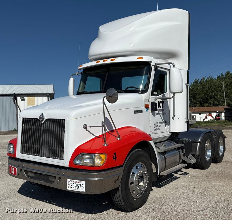2004 International 9400i semi truck - DZ8848