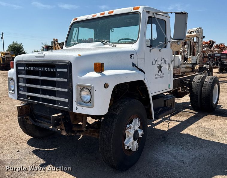 1987 International 1954 truck cab and chassis - DZ8881