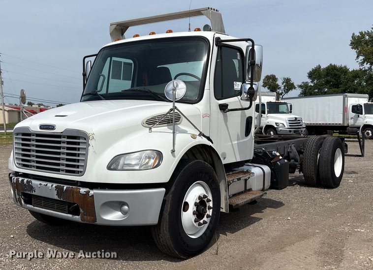 2015 Freightliner Business Class M2 truck cab and chassis - EC4380