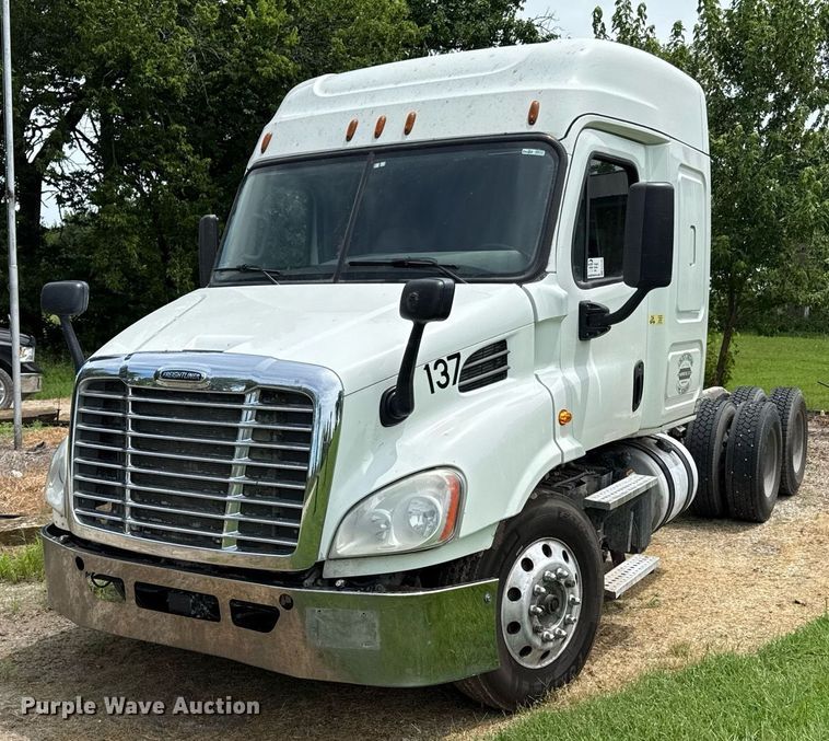 2016 Freightliner Cascadia 113 semi truck - ED4403