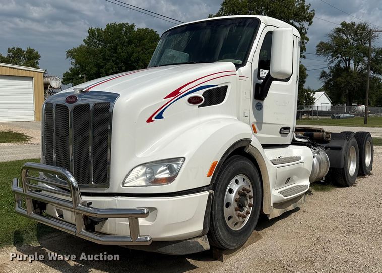 2017 Peterbilt 579 semi truck - ED4452