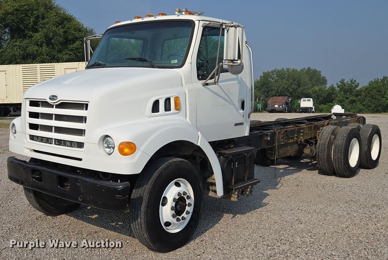 2004 Freightliner Sterling L7500 truck cab and chassis - EF1928