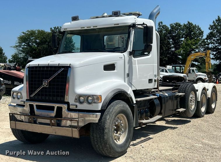 2012 Volvo Truck VHD semi truck - EK8436