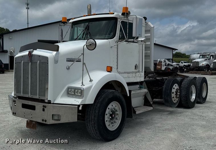 2003 Kenworth semi truck - EM2173