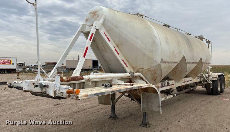 1991 Fruehauf pneumatic dry bulk trailer - EM5073