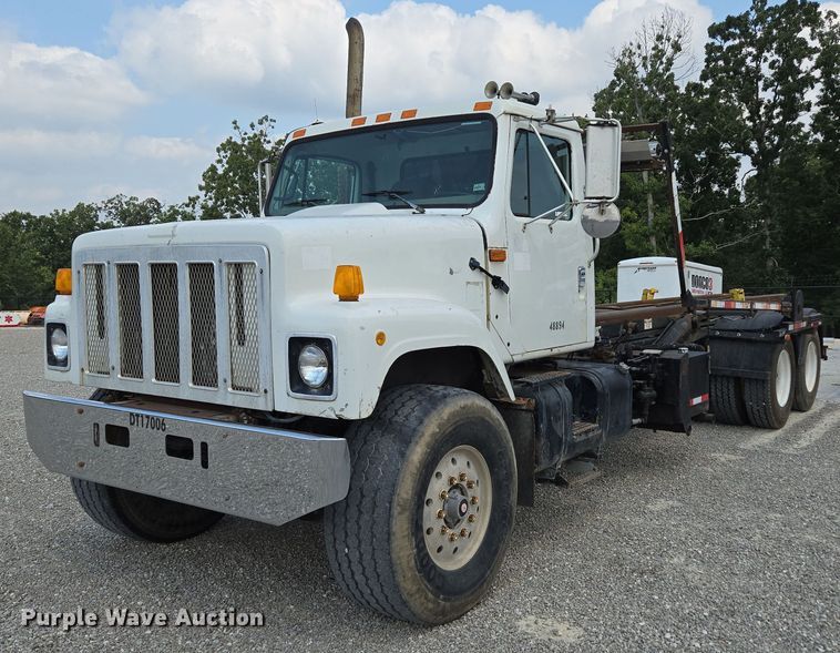 2002 International 2574 roll-off container truck - EN2073