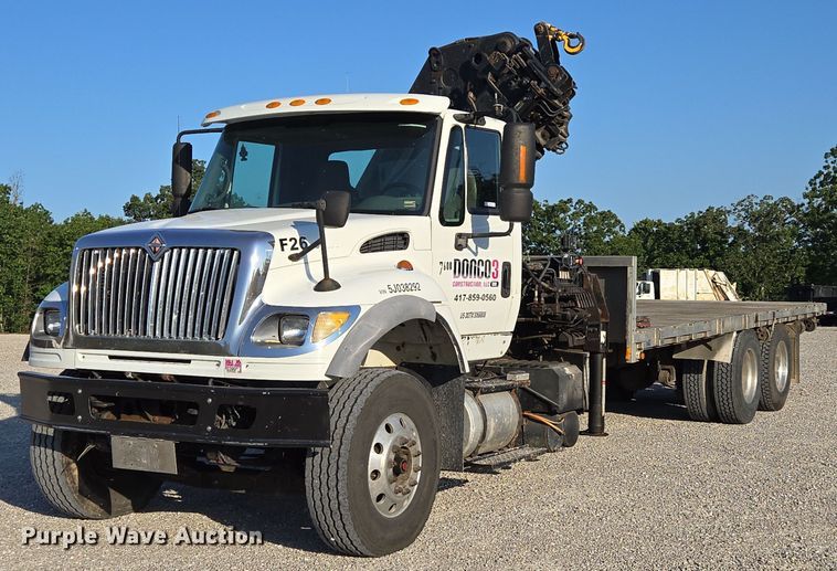 2005 International 7600 crane truck  - EN2075