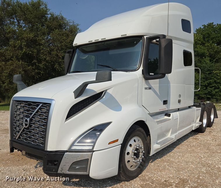 2019 Volvo VNL760 semi truck - EU3537