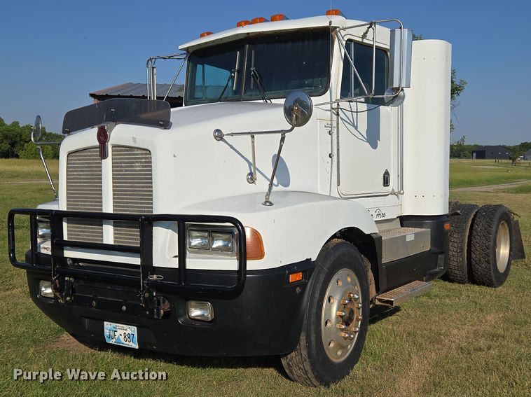 1989 Kenworth T40 semi truck - EU3551