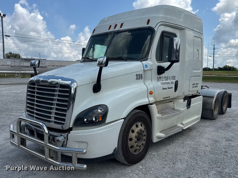 2015 Freightliner Cascadia semi truck - FB9447