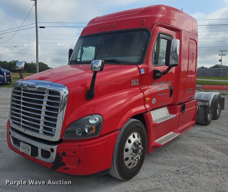 2018 Freightliner Cascadia semi truck - FB9448