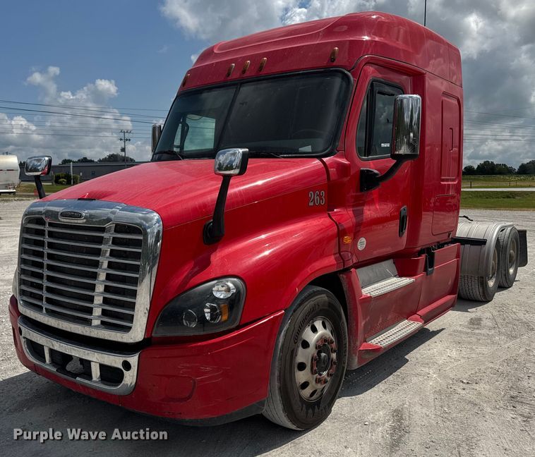 2018 Freightliner Cascadia semi truck - FB9449