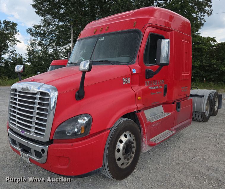 2018 Freightliner Cascadia semi truck - FB9457