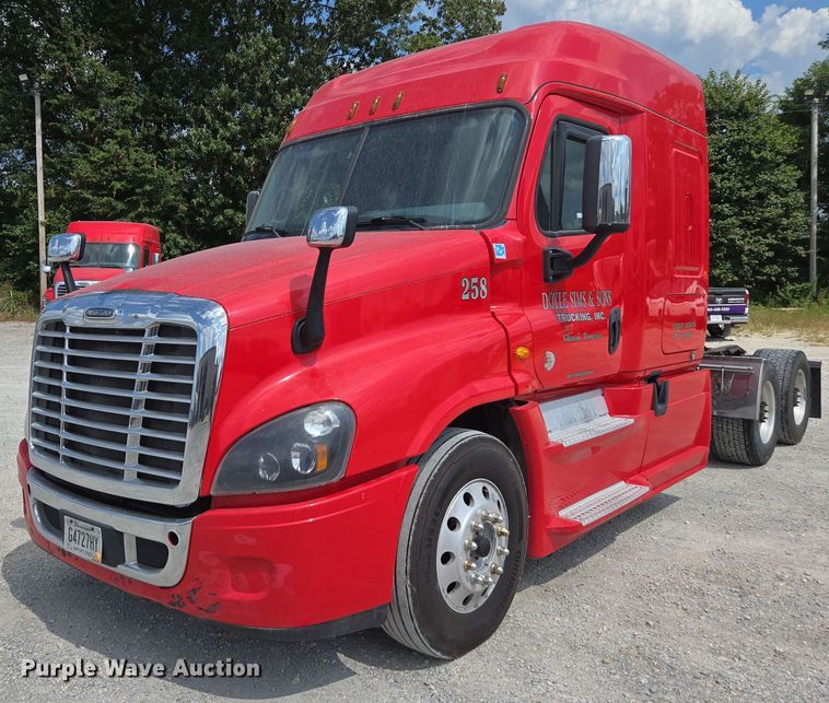 2017 Freightliner Cascadia semi truck - FB9458
