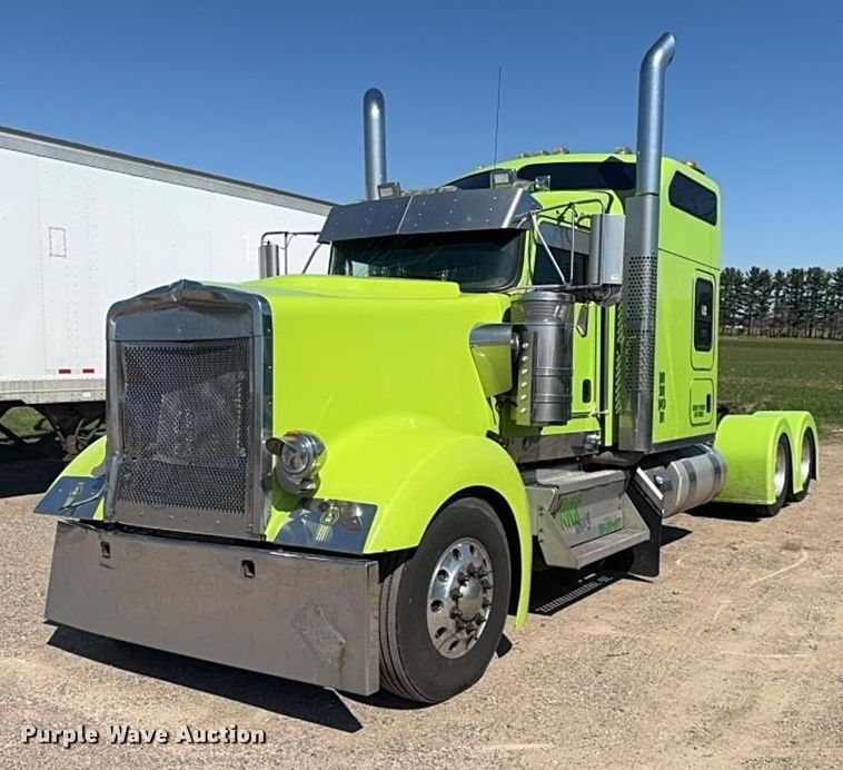 2018 Kenworth W900 semi truck - YA0570
