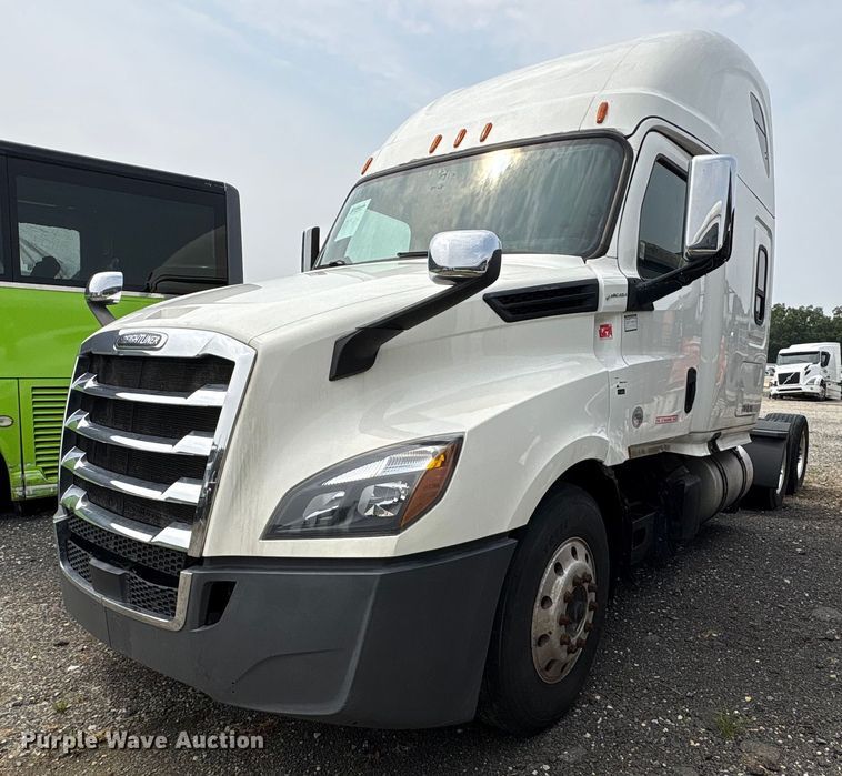 2020 Freightliner Cascadia semi truck - YA0656