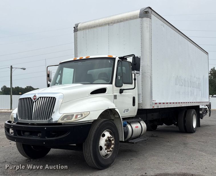 2018 International 4300 box truck - YA0688