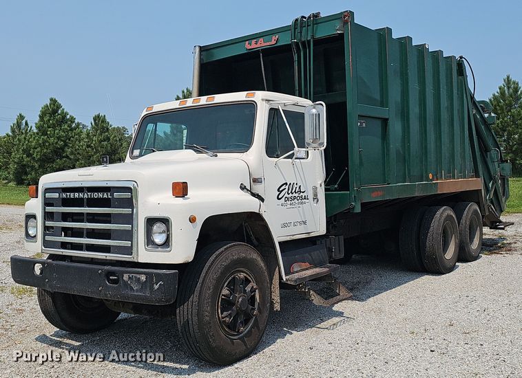 1986 International S1900 refuse truck - DR3955