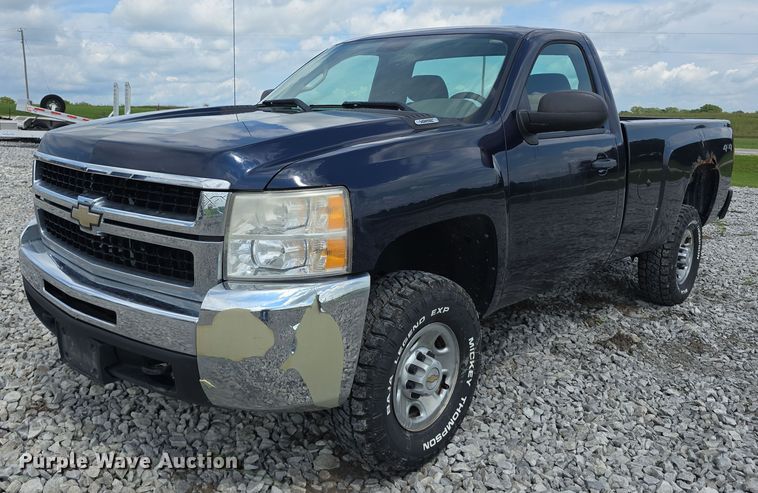 2010 Chevrolet Silverado 2500 pickup truck - DR3960