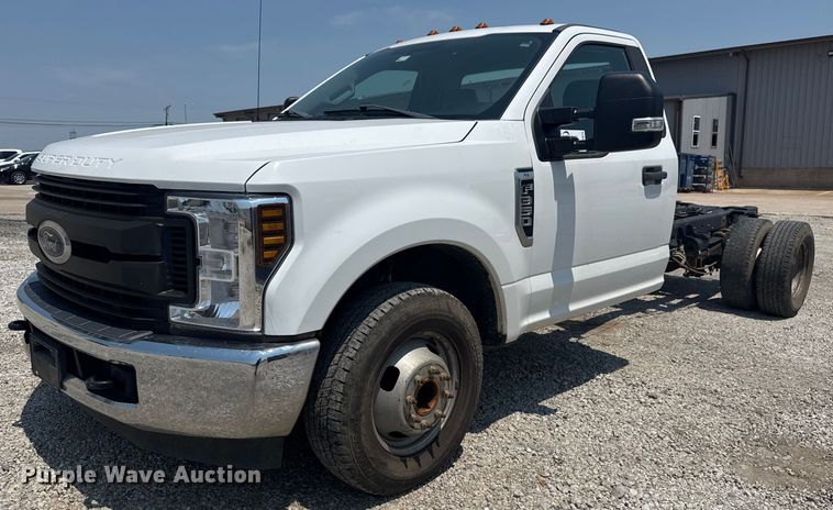 2018 Ford F350 Super Duty XL pickup truck cab and chassis - DS3873