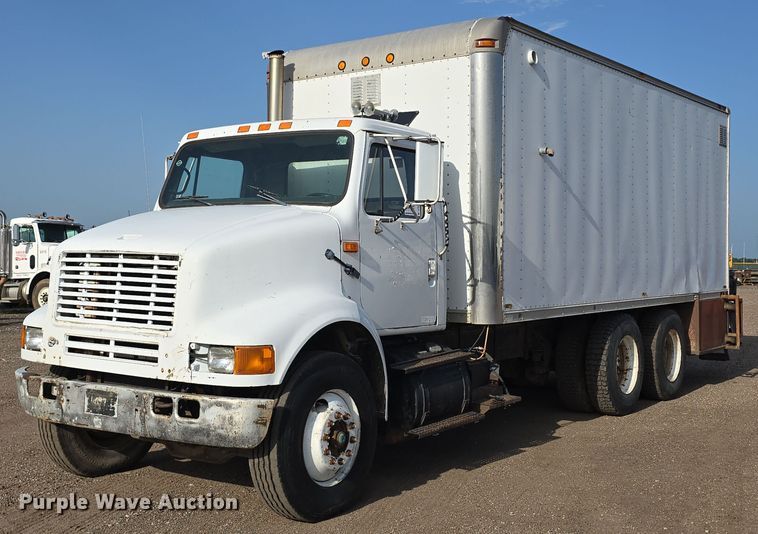 1991 International 8100 box truck - DT6975
