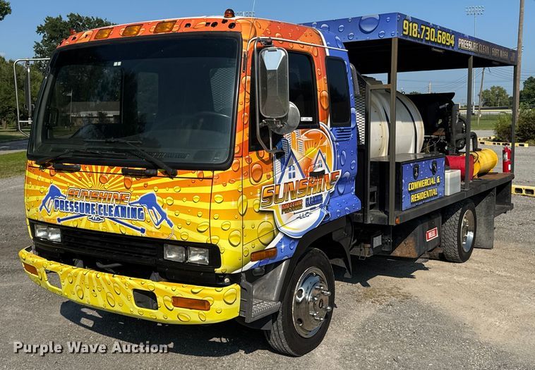 2000 Isuzu FRR pressure washer truck - DU9095
