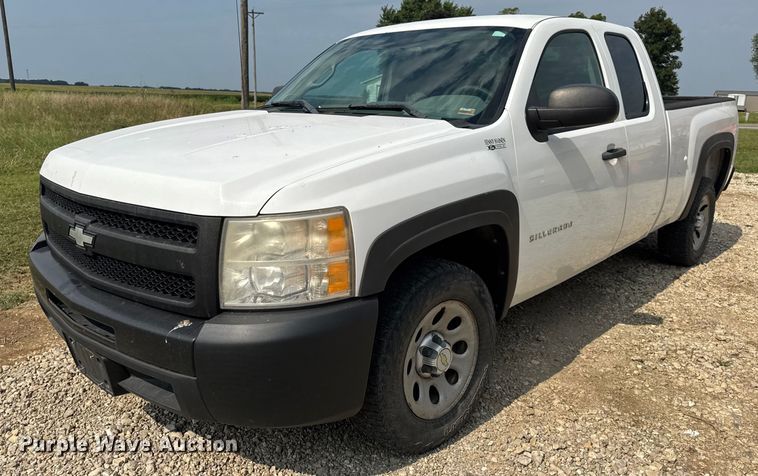 2011 Chevrolet Silverado 1500 Ext. Cab pickup truck - DW3438
