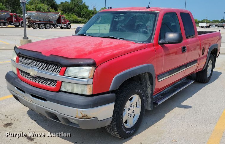 2004 Chevrolet Silverado 1500 Ext. Cab pickup truck - DX7199