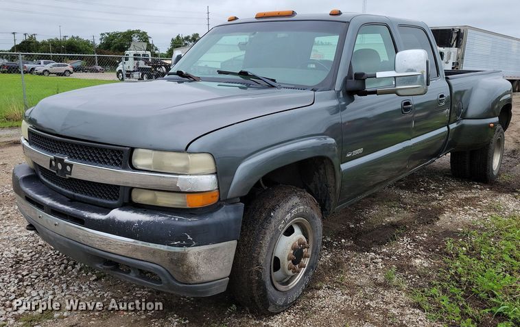 2001 Chevrolet Silverado 3500 Crew Cab pickup truck - DX7205