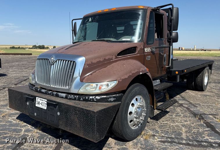 2007 International 4300 flatbed truck - DZ8913