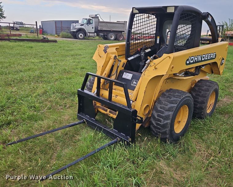 1999 John Deere 270 skid steer loader - EB8235