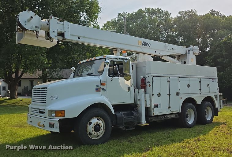 1999 International F2674 bucket truck - EF3720