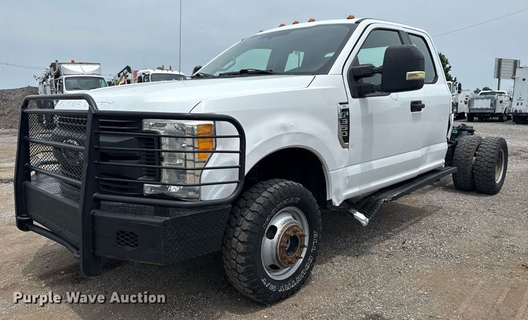2017 Ford F350 Super Duty SuperCab pickup truck cab and chassis - EG6032