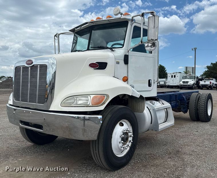 2014 Peterbilt 337 truck cab and chassis - EG6078