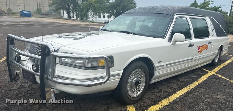1997 Lincoln Town Car hearse - EG8170