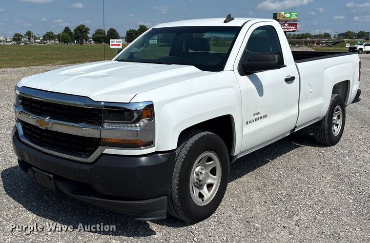 2016 Chevrolet Silverado 1500 pickup truck - EJ7644