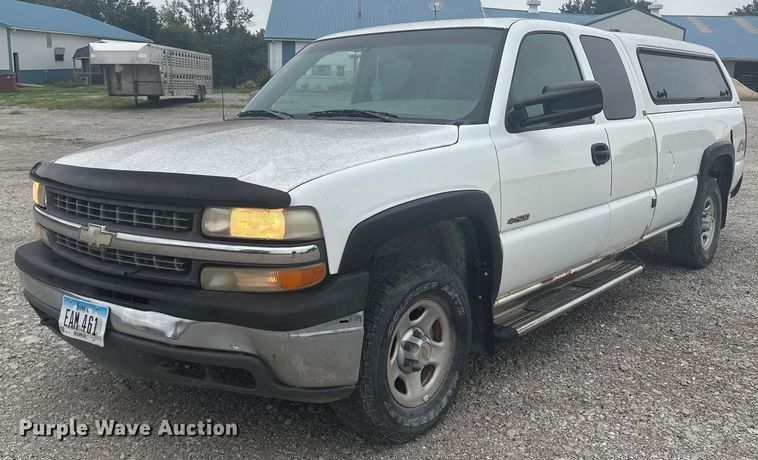 2002 Chevrolet Silverado 1500 Ext. Cab pickup truck - EM2226