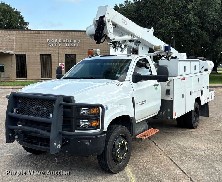 2019 Chevrolet Silverado 6500HD bucket truck - EU0018