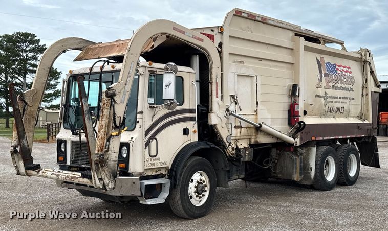 2002 Mack refuse truck - EU2110