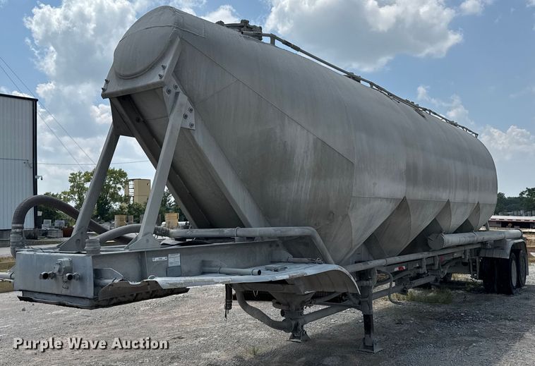 1981 Fruehauf pneumatic dry bulk trailer - DO0882