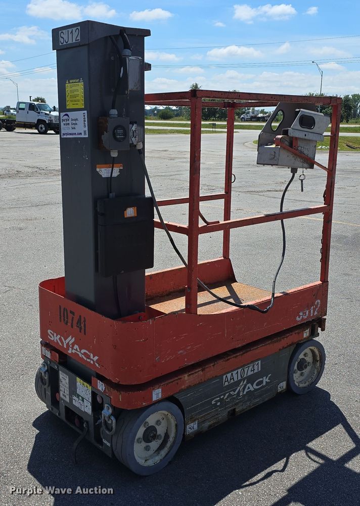 SkyJack SJ12 vertical lift - DP8843