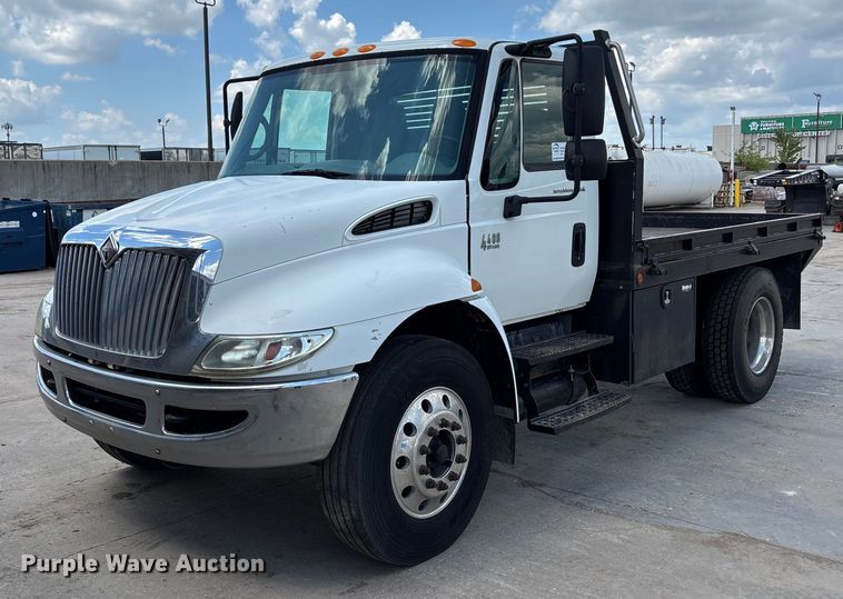 2006 International Dura Star 4400 flatbed truck - DT3288