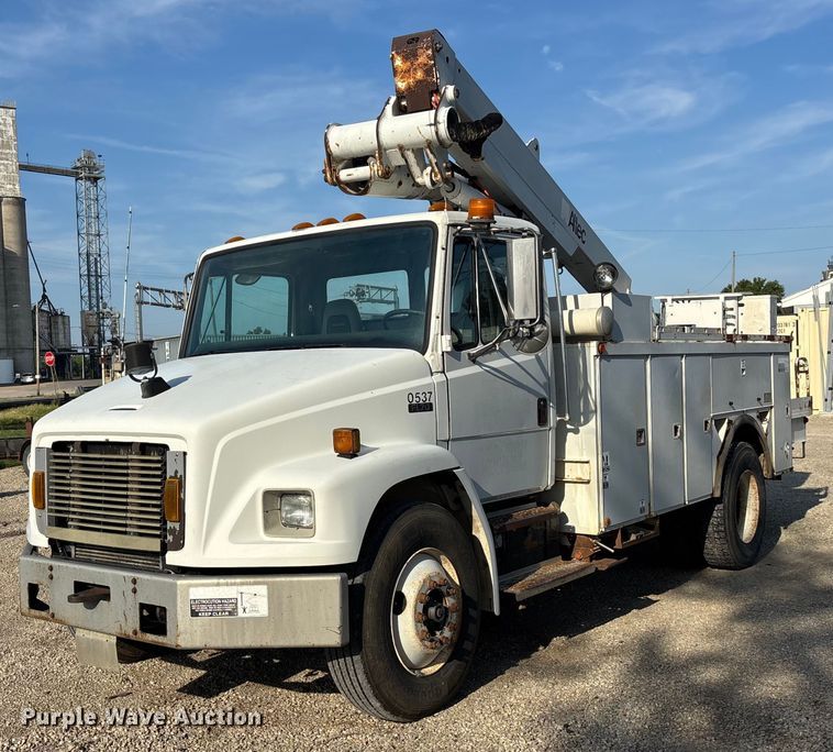 2001 Freightliner FL70 bucket truck - DT3290