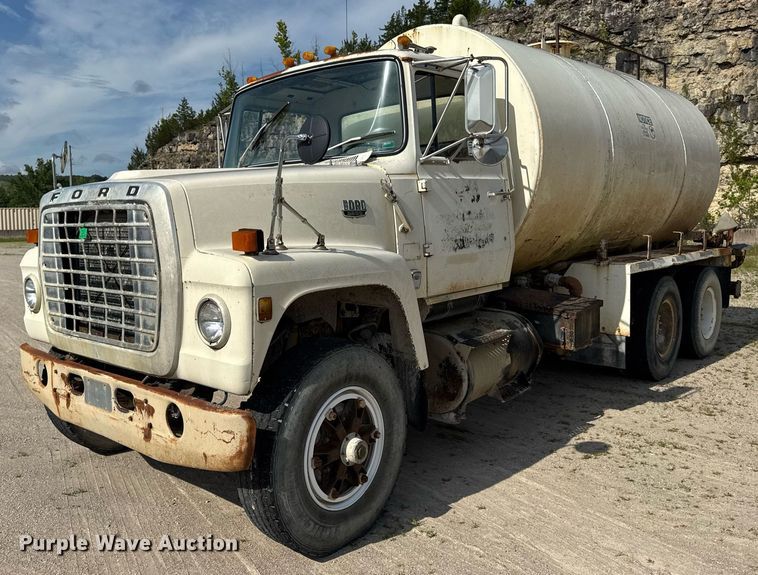 1983 Ford 8000 water truck - DW3372