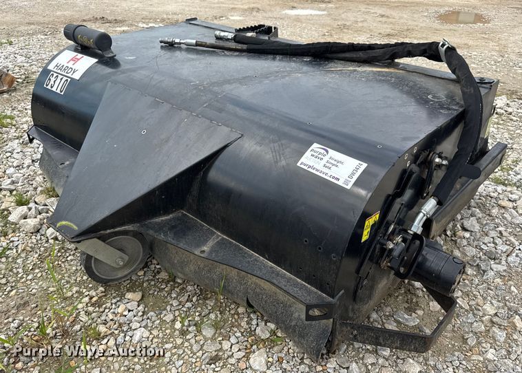 Caterpillar BP118C skid steer sweeper - DW3474